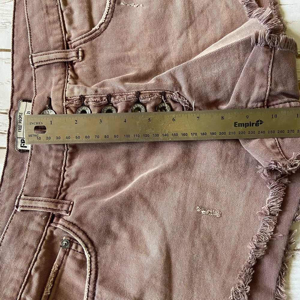 💜FREE PEOPLE lightly distressed jean shorts - Picture 7 of 7